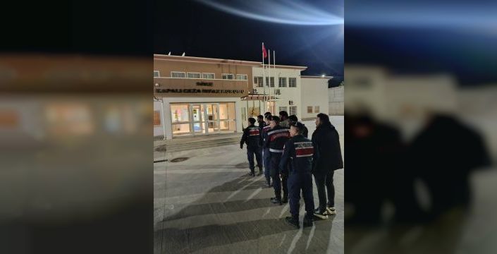 Kuşadası'nda minibüste 20 kaçak göçmen yakalandı