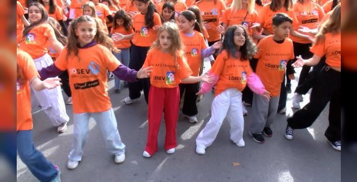 LÖSEV, Bağdat Caddesi'nde dans etkinliği düzenledi