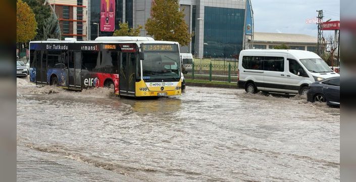 Malatya'da sağanak sonrası çevre yolu sular altında kaldı