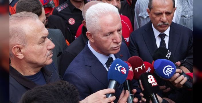 Maltepe'de çöken binada 3 kişiye ulaşılmaya çalışılıyor