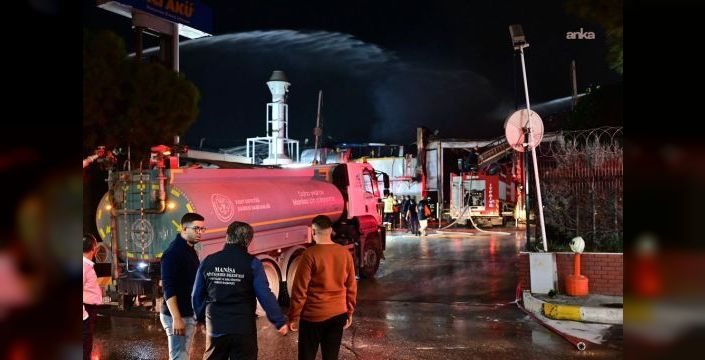 Manisa'da fabrika alevlere teslim oldu