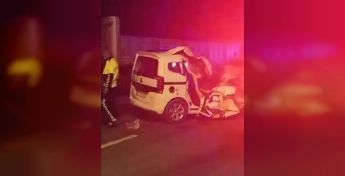 Mardin'de hafif ticari araç TIR'a çarptı, 6 kişi yaralandı