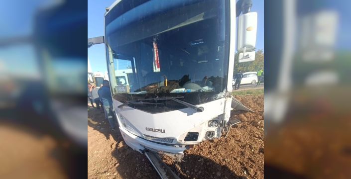 Mardin'de midibüs-araç çarpıştı: 1'i ağır 4 yaralı