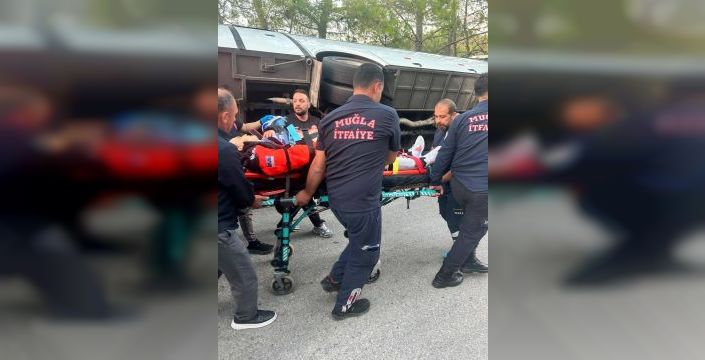 Marmaris'te servis otobüsü devrildi, 14 kişi yaralandı