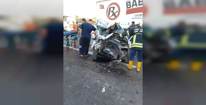 Mersin'de hafif ticari araç TIR'a çarptı: 2 ölü, 1 yaralı
