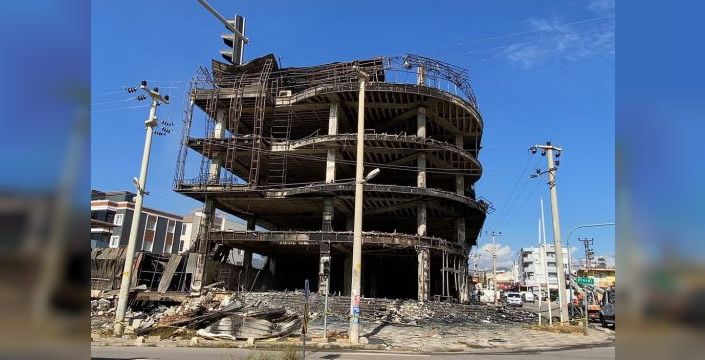 Mersin'de mobilya mağazasında yangın: Kolonlar kaldı