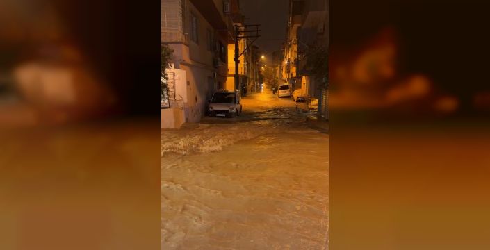 Mersin'de sağanak cadde ve iş yerlerini su bastı