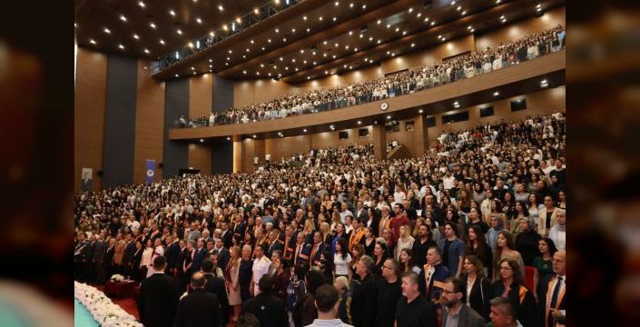 Mersin Üniversitesi'nde akademik yıl ödüllü akademisyenin dersiyle başladı