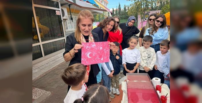 Minikler ebruyla Türk bayrağı yaptı