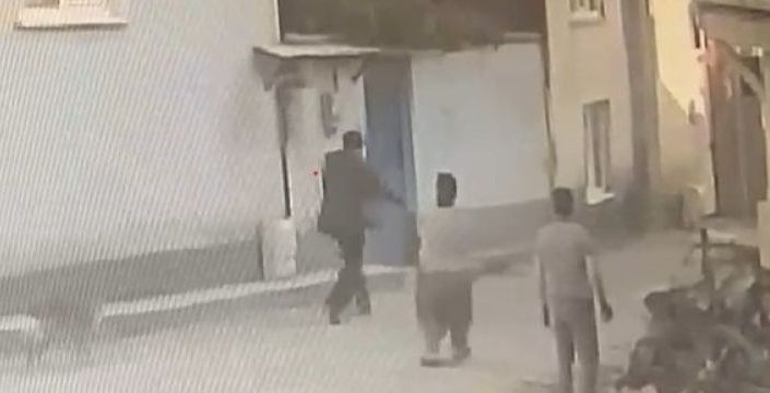 Motorlu testere paniği: Yaşlı adam kaçarken düştü