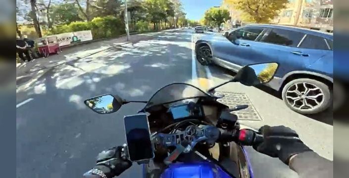 Motosiklet sürücüsü otomobille çarpıştı