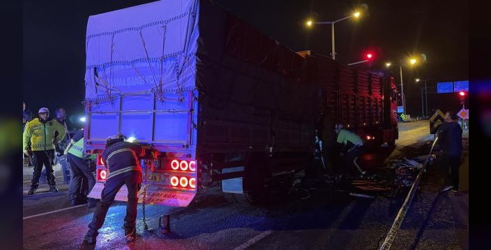 Niğde'de kamyonet sürücüsü TIR'a çarparak ağır yaralandı