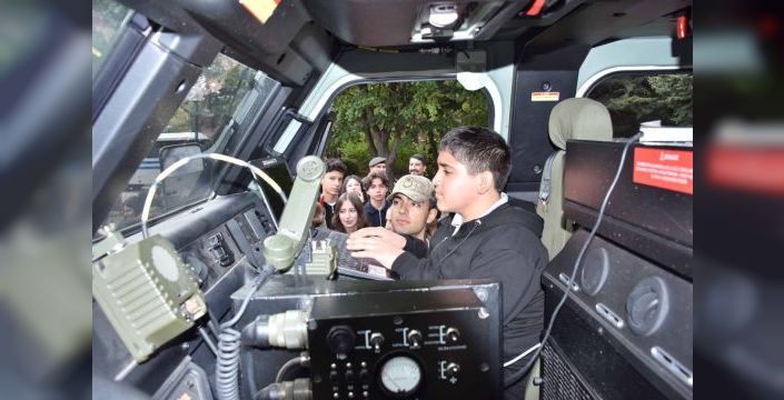 Öğrenciler 'Mehmetçikle Bir Gün' projesiyle kışlaları gezdi