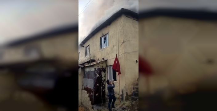 Okulda çıkan yangında bayrak köylülerce korundu