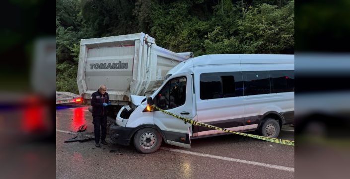 Ordu'da minibüs kamyonla çarpıştı: 1 ölü, 23 yaralı