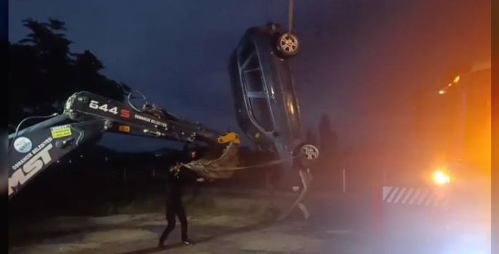 Osmancık'ta yolda oluşan çukura otomobil düştü
