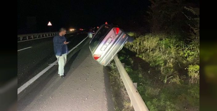 Otomobil bariyerde yan durdu