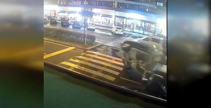 Otomobil park halindeki araca çarptı: 2 yaralı