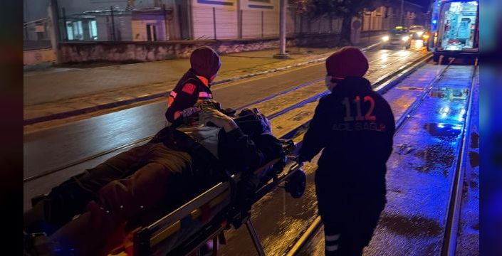 Otomobil, tramvay durağına çarparak sürücüsünü yaraladı