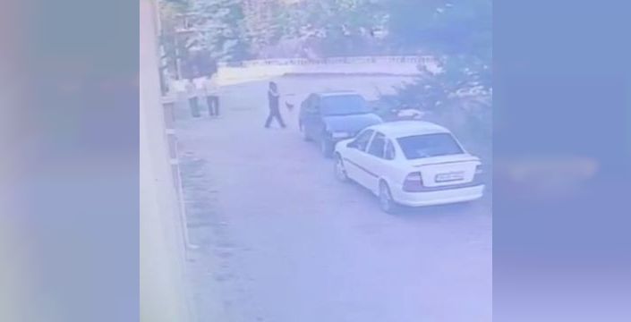 Otomobilden saat çalan çocuk kamerada