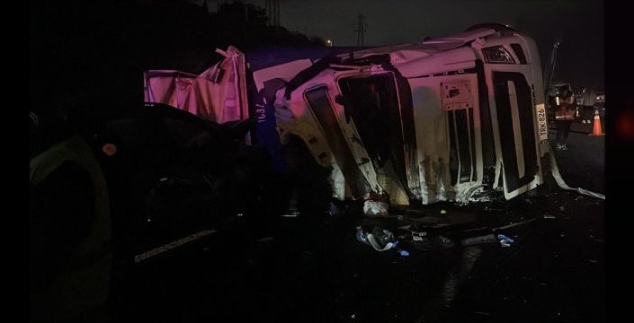 Otoyolda kontrolden çıkan TIR otomobille çarpıştı: 1 ölü, 2 yaralı
