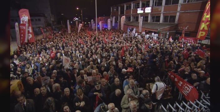 Özgür Özel, Halk TV önünde Zeytinburnu'nda konuştu