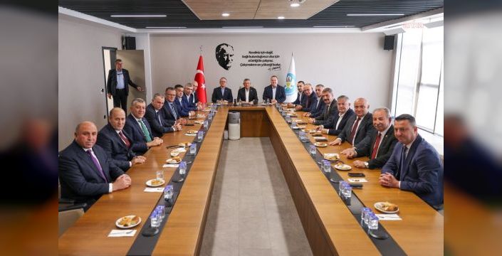 Özgür Özel, Manisa'da belediye başkanlarıyla buluştu