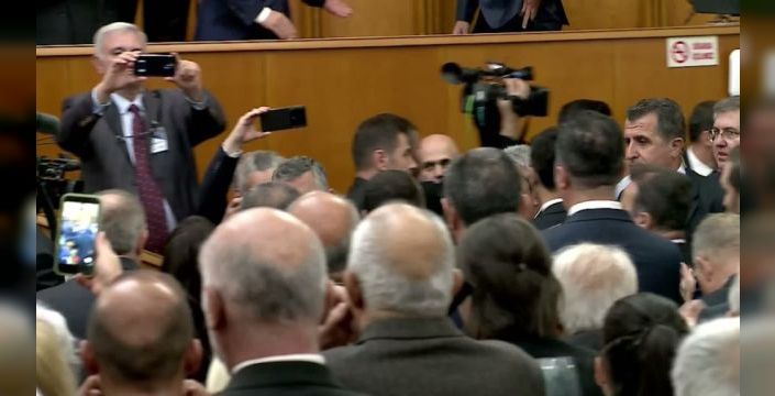 Özgür Özel: YENİ Parti üye sayısı 753 bine ulaştı