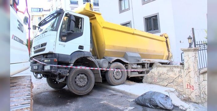 Pendik'te kamyon iş yerine daldı, şoför yaralı
