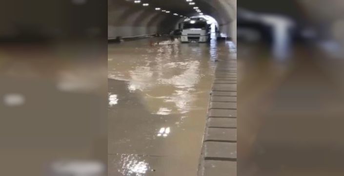 Pendik'te sağanak, Sabiha Gökçen'deki tüneli su altında bıraktı