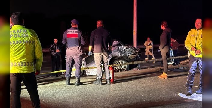 Refüjdeki direğe çarpan otomobilde 2 kişi öldü