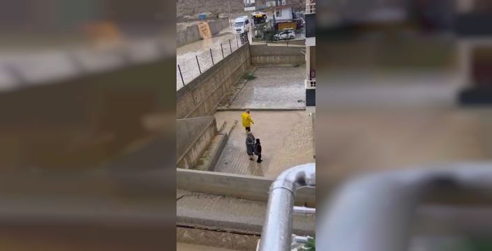 Sağanak Tarsus'u vurdu: Balonla yolda ilerledi