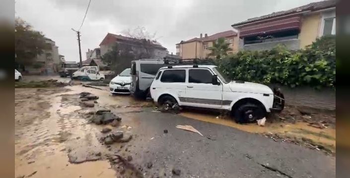 Sakarya'da sağanak yolları ulaşıma kapattı