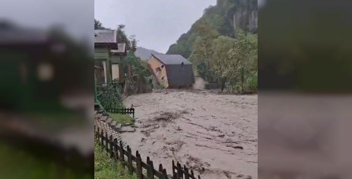 Sakarya'da sel: Dere kenarındaki villa yıkıldı