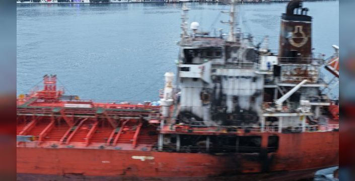 Samsun açıklarında karaya oturan tanker Boğaz'dan geçti