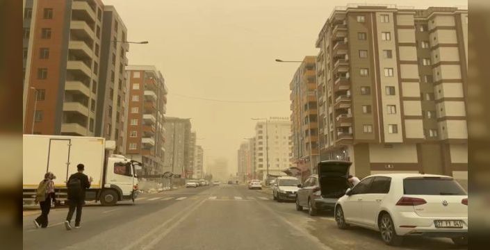 Şanlıurfa'da yoğun toz taşınımı görüş mesafesini düşürdü