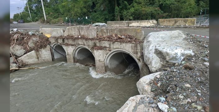 Sapanca'da sel sonrası köprüye alternatif yol açıldı