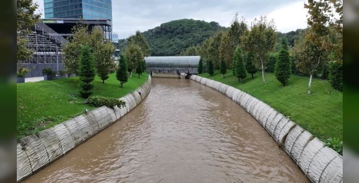 Sarıyer'de sel sularına kapılan araç bulundu
