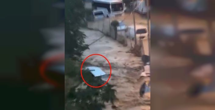 Sarıyer'de selde kaybolan kişinin aracının sürüklendiği anlar görüntülendi