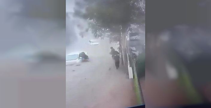 Sarıyer'de selde mahsur kalan sürücü ön camdan kurtarıldı