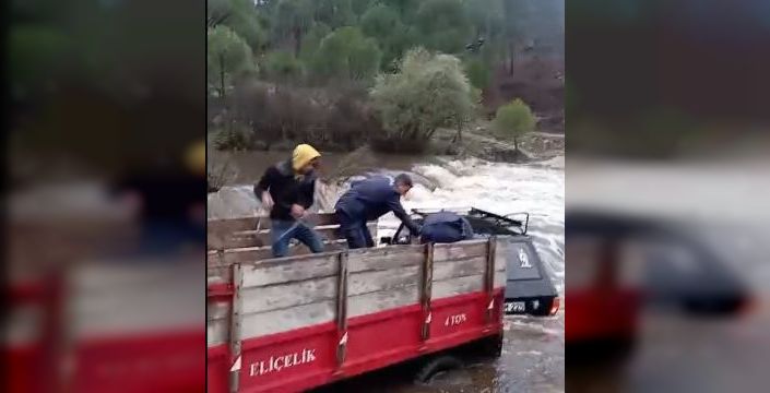Sel sularına kapılan otomobildeki sürücü ve yolcu kurtarıldı