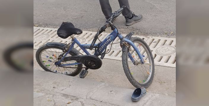Servis minibüsü bisikletli çocuğa çarptı: 8 yaşındaki hayatını kaybetti