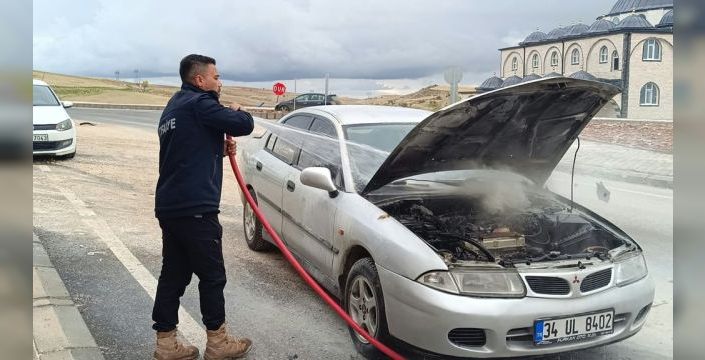 Seyir halindeki otomobil alev aldı