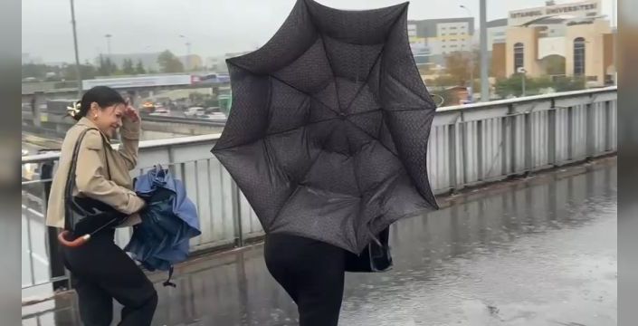 Şiddetli rüzgar şemsiyeleri kullanmayı zorlaştırdı