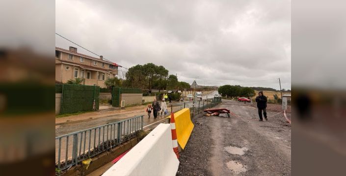 Şile'de sağanak, köprünün bir bölümünü hasarlandırdı