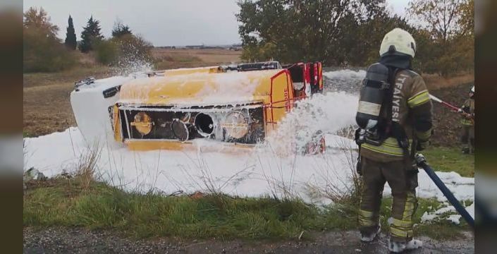 Silivri'de yakıt yüklü tanker şarampole devrildi