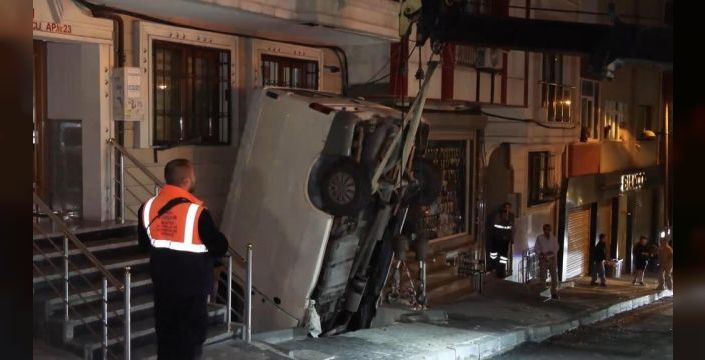 Şişli'de minibüs bina boşluğuna devrildi, sürücü yaralandı