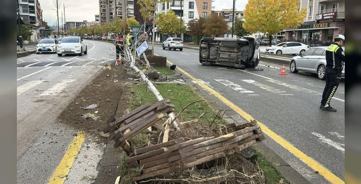 Sivas'ta hafif ticari araç devrildi, 4 kişi yaralandı