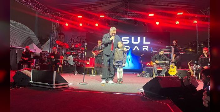Soğuk havaya rağmen Kağıthane'deki konsere yoğun ilgi