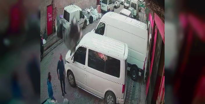 Sultangazi'de yük asansöründen malzemeler düştü